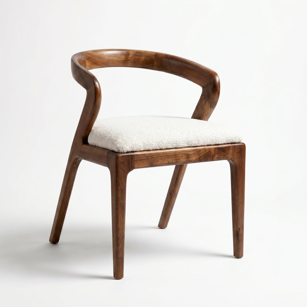 Élégance Artisanale : Table Ronde en Noyer Massif et Assises en Bouclé Blanc